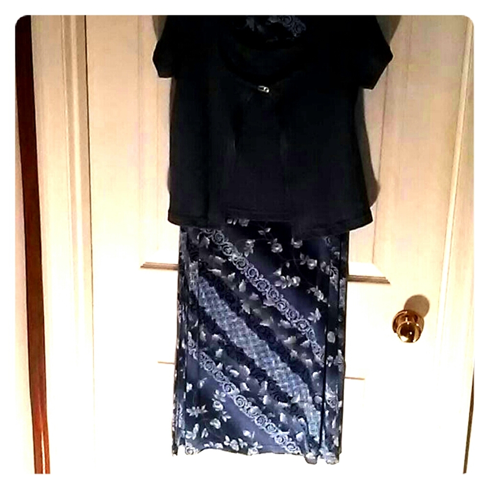 Slit skirt suit
